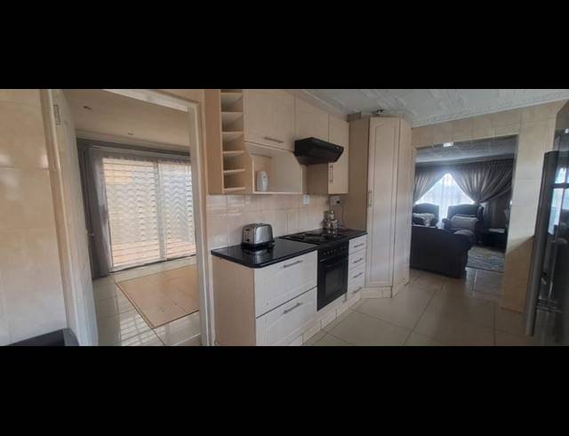 4 BEDROOM HOUSE FOR SALE IN MEADOWLANDS